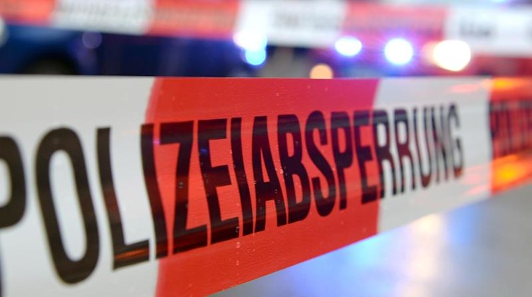 Ein Flatterband mit der Aufschrift «Polizeiabsperrung». Foto: Patrick Seeger/dpa/Symbolbild