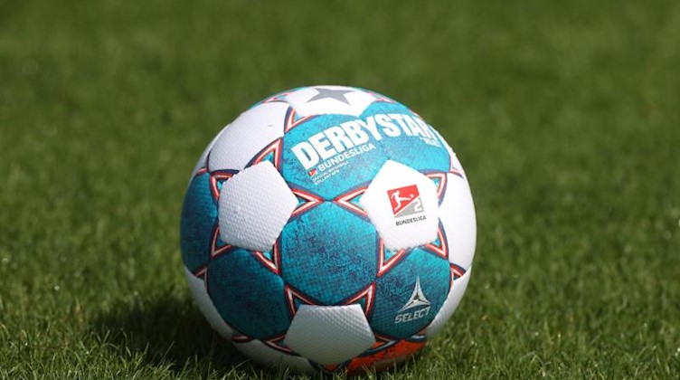 Der Spielball der 2. Bundesliga liegt auf dem Rasen. Foto: Guido Kirchner/dpa/Symbolbild