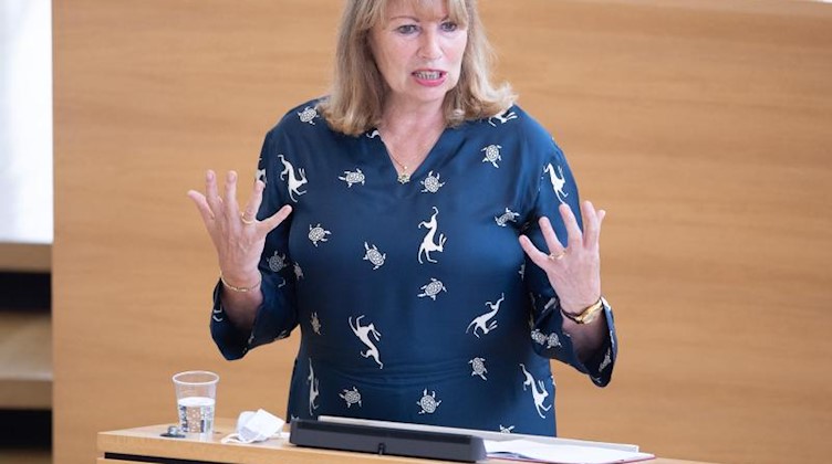 Petra Köpping (SPD) spricht im Landtag. Foto: Sebastian Kahnert/dpa-Zentralbild/dpa