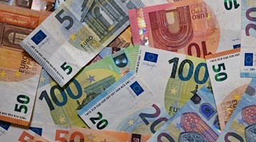 Eurobanknoten liegen auf einem Tisch. Foto: Patrick Pleul/dpa-Zentralbild/dpa/Illustration