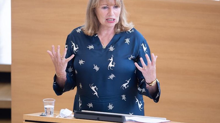 Sachsens Gesundheitsministerin Petra Köpping spricht im Plenum zu den Abgeordneten. Foto: Sebastian Kahnert/dpa-Zentralbild/dpa/archivbild