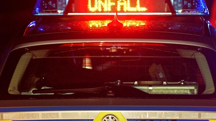 Der Schriftzug «Unfall» leuchtet auf einem Streifenwagen. Foto: Stefan Puchner/dpa/Symbolbild