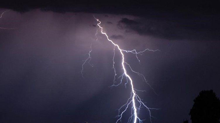 Blitze gehen während eines Gewitters in der Nacht nieder. Foto: Robert Michael/dpa-Zentralbild/dpa/Symbolbild