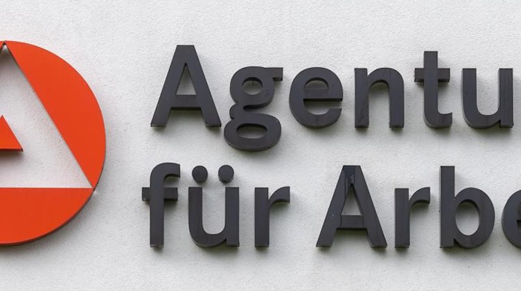 Das Logo der Agentur für Arbeit ist zu sehen. Foto: Hendrik Schmidt/dpa-Zentralbild/dpa/Symbolbild