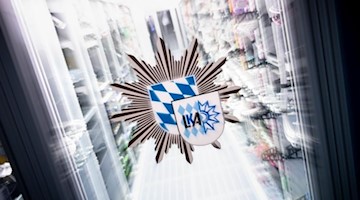 Das Logo vom bayerischen Landeskriminalamt (BLKA) ist an einer Tür zu sehen. Foto: Matthias Balk/dpa/Symbolbild