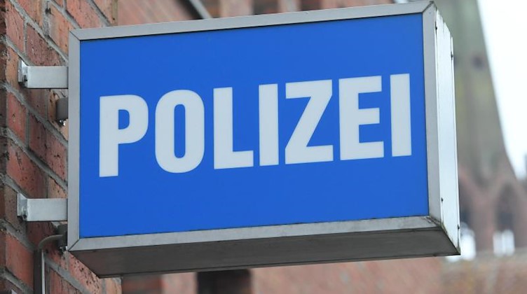 Ein Schild mit dem Schriftzug "Polizei" hängt an einer Polizeiwache. Foto: Stefan Sauer/dpa-Zentralbild/dpa/Symbolbild
