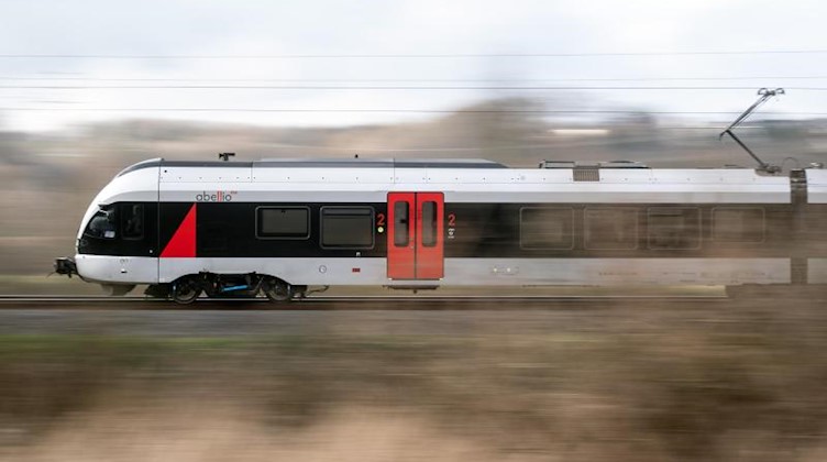 Ein Zug des Anbieters Abellio fährt auf seinem Gleis. Foto: Bernd Thissen/dpa/Archivbild
