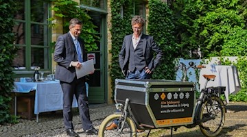 Martin Dulig (SPD) übergibt Förderbescheid für Lastenrad an Kornelius Unckell. Foto: KATERKÖNIG Leipzig