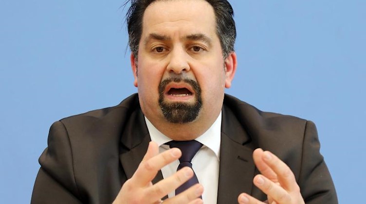 Aiman Mazyek, Vorsitzender des Zentralrats der Muslime in Deutschland, spricht. Foto: Wolfgang Kumm/dpa/Archivbild