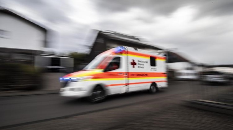 Ein Rettungswagen fährt über die Straße. Foto: Boris Roessler/dpa/Symbolbild
