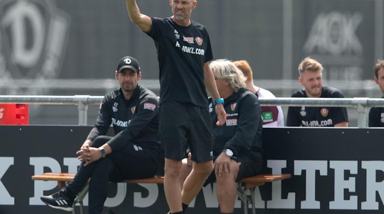 Dresdens Trainer Alexander Schmidt (M) gestikuliert. Foto: Sebastian Kahnert/dpa-Zentralbild/dpa
