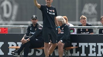 Dresdens Trainer Alexander Schmidt (M) gestikuliert. Foto: Sebastian Kahnert/dpa-Zentralbild/dpa