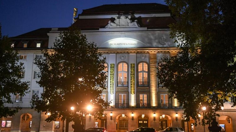 Das Gebäude vom Theater Staatsschauspiel Dresden am Abend. Foto: Jens Kalaene/dpa-Zentralbild/ZB