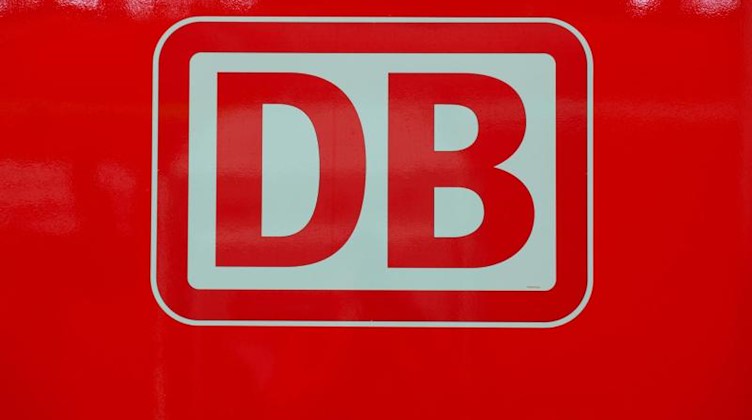 Das Logo der Deutschen Bahn (DB)ist an einem Zug angebracht. Foto: Arno Burgi/dpa-Zentralbild/dpa