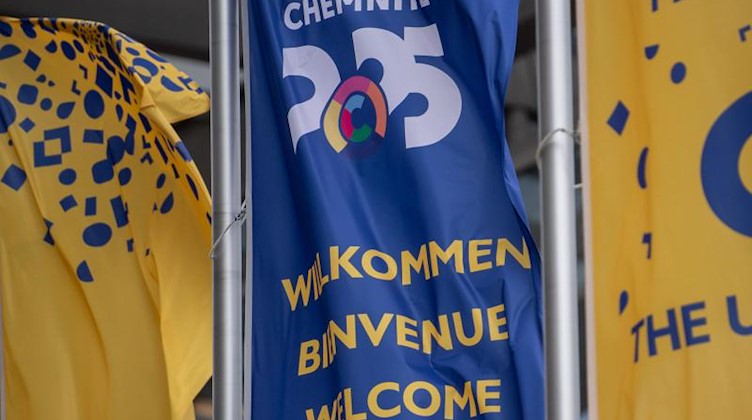Flaggen mit dem Logo „Chemnitz 2025“ wehen vor dem Neuen Rathaus. Foto: Hendrik Schmidt/dpa-Zentralbild/ZB/Archivbild