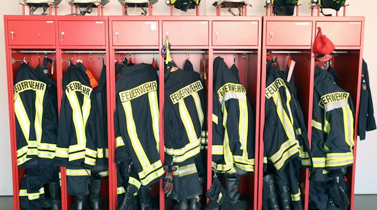 Ein Schrank mit Jacken und Helmen einer Freiwilligen Feuerwehr. Foto: Bernd Wüstneck/zb/dpa/Symbolbild