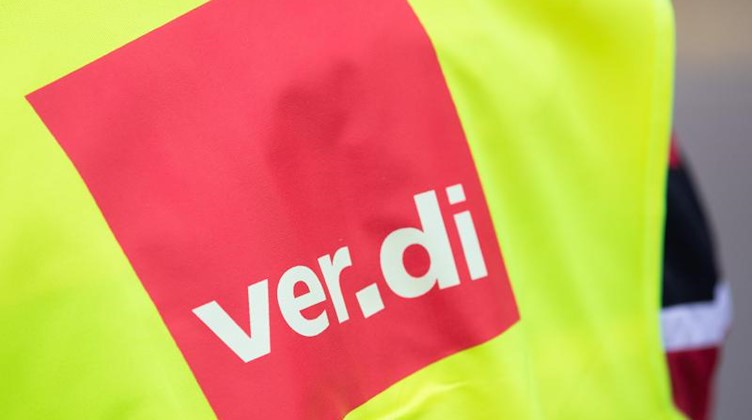 Eine Warnweste mit der Aufschrift «ver.di». Foto: Tom Weller/dpa/Symbolbild