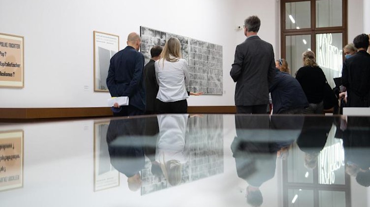 Teilnehmer eines Presserundgangs stehen im Albertinum in der Ausstellung "Gerhard Richter. Bücher". Foto: Sebastian Kahnert/dpa-Zentralbild/dpa