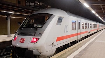 Ein Personenzug der Deutschen Bahn (DB) steht an einem Bahnsteig. Foto: Stefan Sauer/dpa-Zentralbild/ZB/Symbolbild