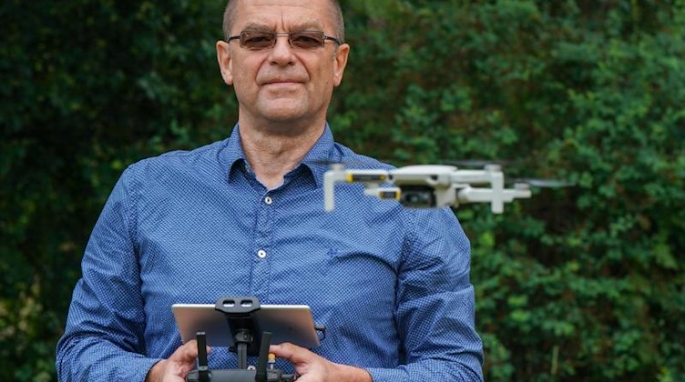 Ralph Werner von der Flugschule Quadrocopter steuert eine Drohne, eine DJI Mavic Mini, in einem Park. Foto: Peter Endig/dpa-Zentralbild/dpa/Archivbild