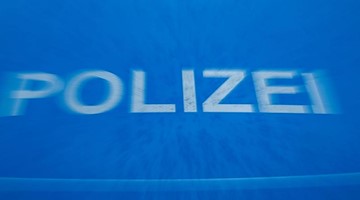 Schriftzug «Polizei» auf der Motorhaube eines Funkstreifenwagens. Foto: Jens Büttner/dpa-Zentralbild/dpa/Symbolbild