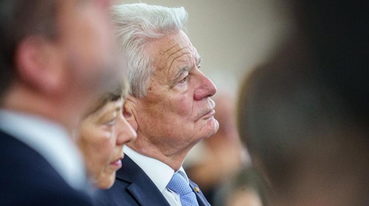 Der ehemalige Bundespräsident Joachim Gauck (M). Foto: Frank Rumpenhorst/dpa