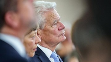 Der ehemalige Bundespräsident Joachim Gauck (M). Foto: Frank Rumpenhorst/dpa