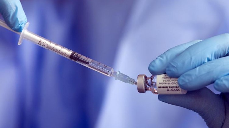 Eine Spritze mit einem Corona-Impfstoff wird aufgezogen. Foto: Federico Gambarini/dpa/Symbolbild