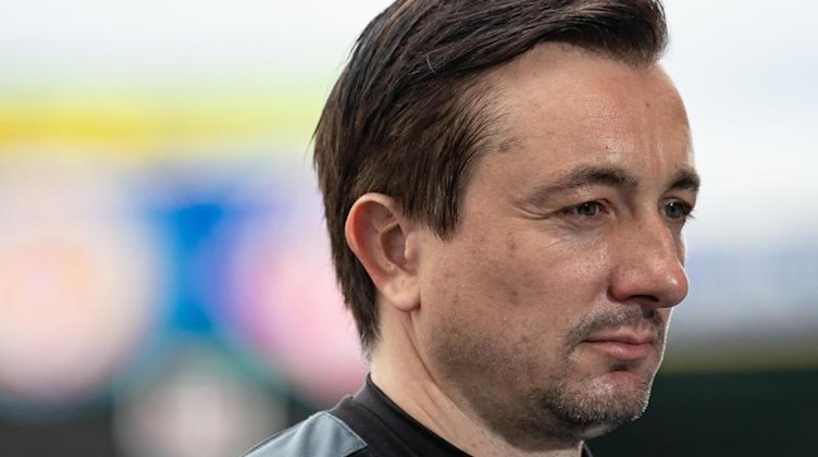 Daniel Meyer ist vor einem Spiel im Stadion. Foto: Swen Pförtner/dpa/Archivbild