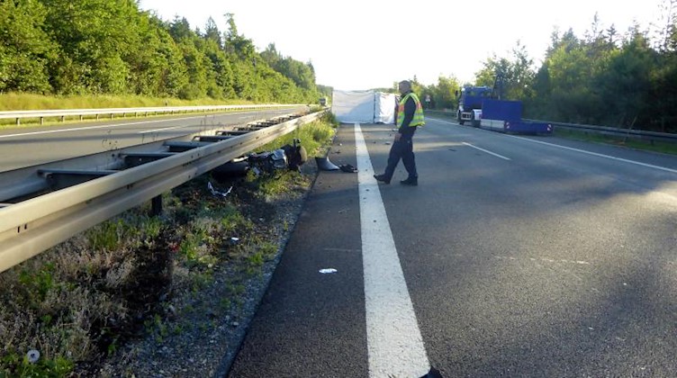 Ein Blick auf die Unfallstelle, an der ein Biker unweit von Zwickau tödlich verunglückt ist. Foto: MikeMüller/TNN/dpa