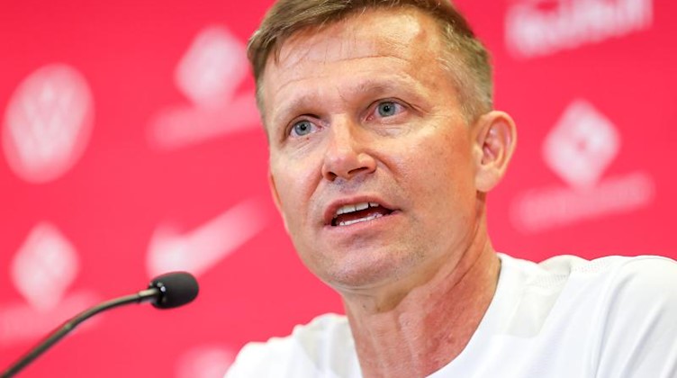 Der neue Trainer Jesse Marsch spricht in der Pressekonferenz vor dem Training. Foto: Jan Woitas/dpa-Zentralbild/dpa