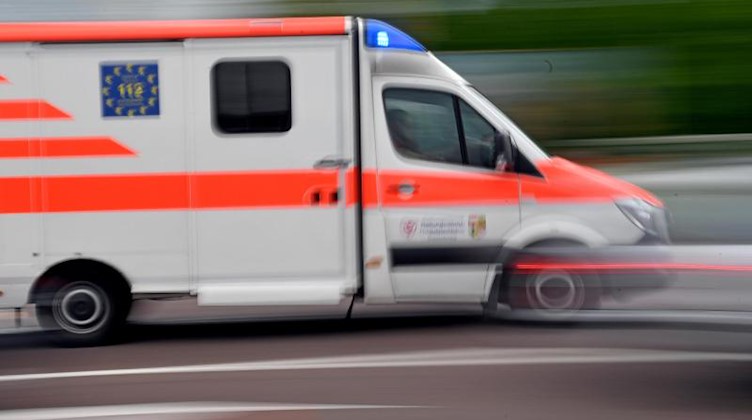 Ein Krankenwagen fährt mit Blaulicht auf einer Straße. Foto: Hendrik Schmidt/dpa-Zentralbild/ZB/Symbolbild