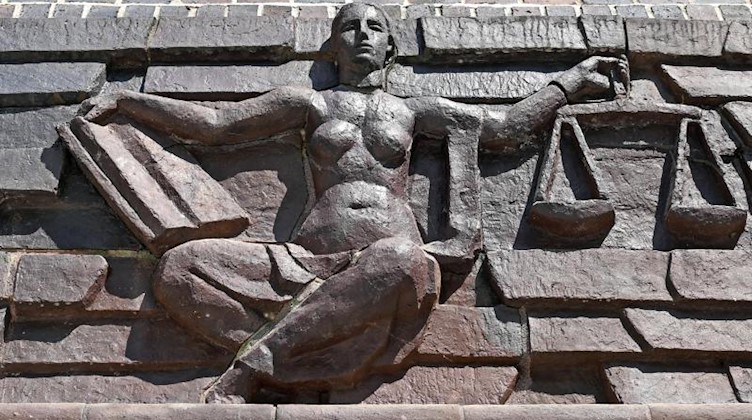 Blick auf die Justitia über dem Eingang eines Landgerichts. Foto: Hendrik Schmidt/dpa-Zentralbild/dpa/Symbolbild
