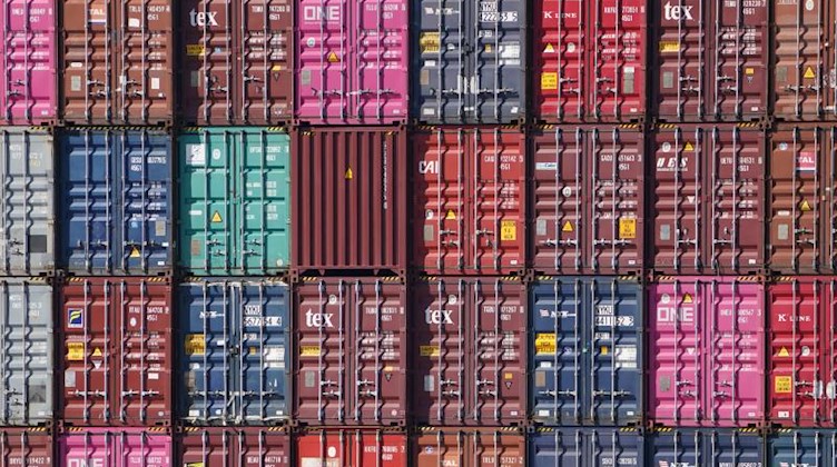 Container sind auf einem Containerschiff gestapelt. Foto: Marcus Brandt/dpa/Symbolbild