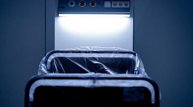 Ein Krankenhausbett zur Behandlung von Corona-Patienten. Foto: Peter Steffen/dpa/Symbolbild