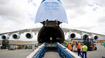 Das größte Flugzeug der Welt, die Antonow AN 225, wird auf dem Flughafen Leipzig/Halle für einen Frachtflug beladen. Foto: picture alliance / dpa/Archivbild