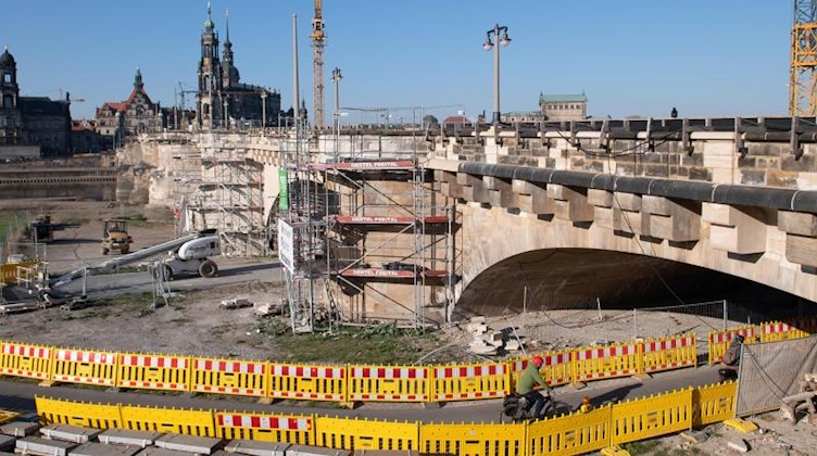 Ein Baugerüst umgibt im April 2020 Teile der Augustusbrücke. Foto: Sebastian Kahnert/dpa-Zentralbild/dpa/Archivbild