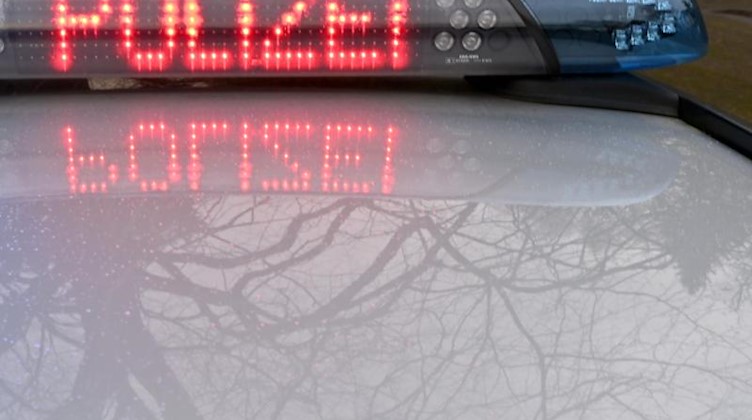 Die Schriftzug «Polizei» leuchtet auf dem Dach eines Streifenwagens der Polizei. Foto: Carsten Rehder/dpa/Symbolbild