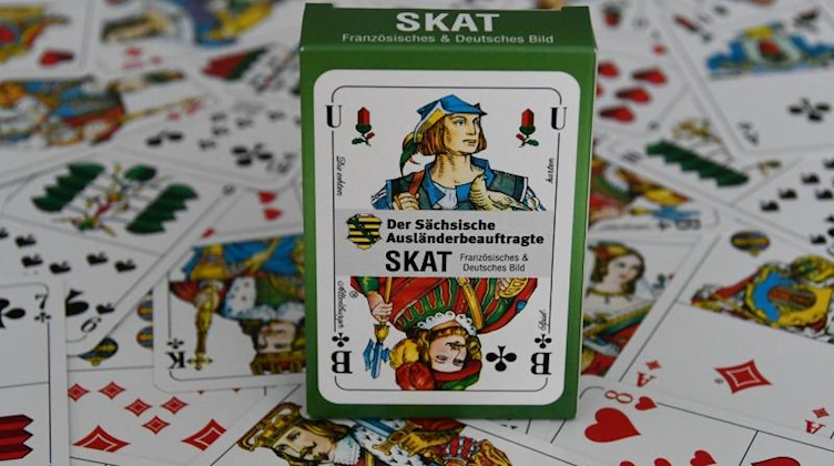 Ein binational Kartendeck steht auf einem Tisch. Foto: Anton Quartz/ Geschäftsstelle des Sächsischen Ausländerbeauftragten /dpa