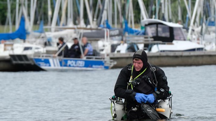 Ein Sporttaucher bereitet sich im Cospudener See auf einen Tauchgang vor. Foto: Sebastian Willnow/dpa-Zentralbild/dpa