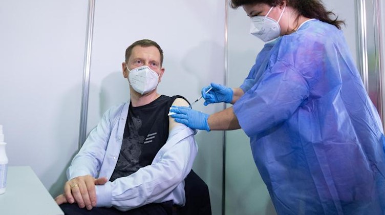 Michael Kretschmer (CDU) wird mit dem Vakzin von Astrazeneca geimpft. Foto: Sebastian Kahnert/dpa-Zentralbild/dpa