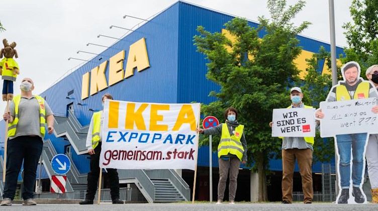 Beschäftigte der Möbelhauskette stehen vor dem Ikea. Sie sind Teil eines Bundesländer weitem Streik. Foto: Julian Stratenschulte/dpa