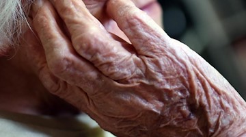 Die Hände einer alten Frau. Foto: Britta Pedersen/dpa-Zentralbild/dpa/Archivbild