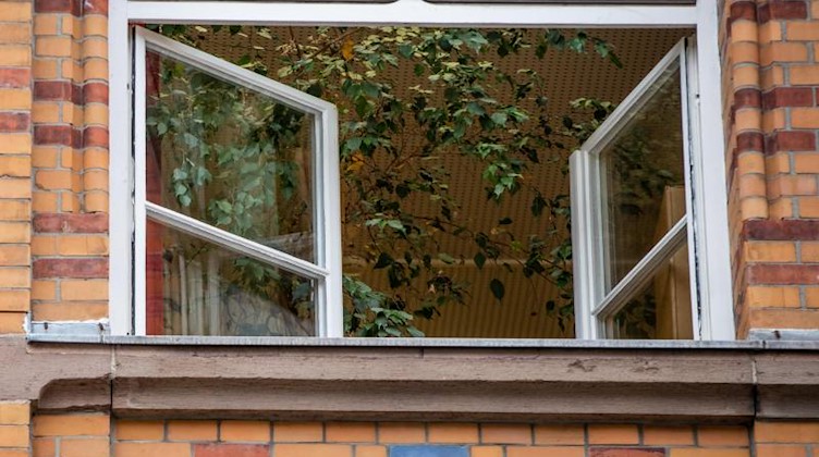 Ein Fenster einer an einer Schule ist zum Lüften geöffnet. Foto: Christoph Schmidt/dpa/Archivbild/Symbolbild