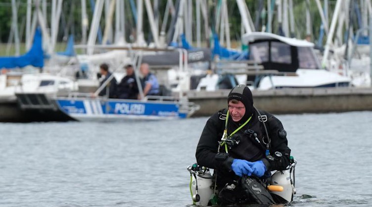 Ein Sporttaucher bereitet sich im Cospudener See auf einen Tauchgang vor. Foto: Sebastian Willnow/dpa-Zentralbild/dpa