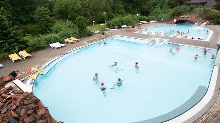 Badegäste schwimmen in verschiedenen Becken im Außenbereich des Kur- und Freizeitbad Riff. Foto: Sebastian Kahnert/dpa-Zentralbild/dpa/Archivbild