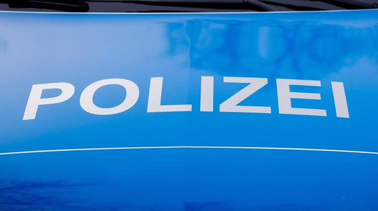 Der Polizei-Schriftzug steht auf einem Einsatzfahrzeug. Foto: Christoph Soeder/dpa/Symbolbild