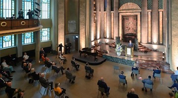 Blick in den Kuppelsaal der Synagoge während der Wiedereröffnung. Foto: Robert Michael/dpa-Zentralbild/dpa