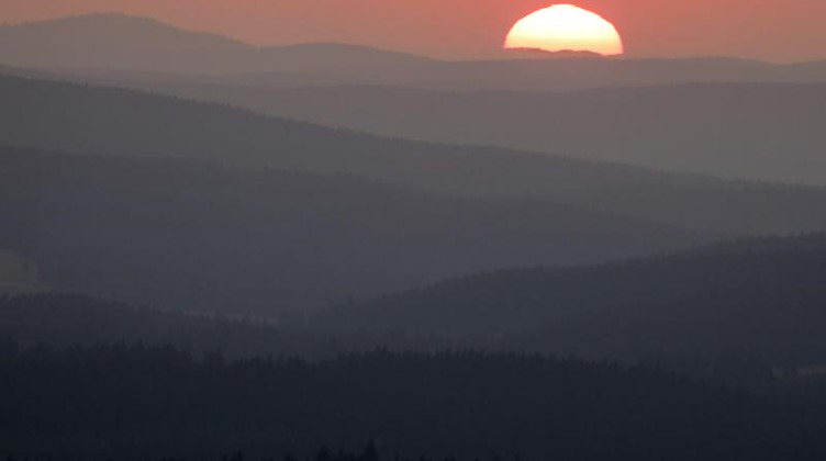 Sonnenuntergang im Erzgebirge. Foto: Jan Woitas/dpa-Zentralbild/dpa/Symbolbild