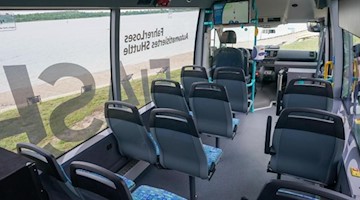 Das Innere eines Bus-Shuttle „FLASH“ (Fahrerloses Automatisiertes Shuttle). Foto: Peter Endig/dpa-Zentralbild/dpa